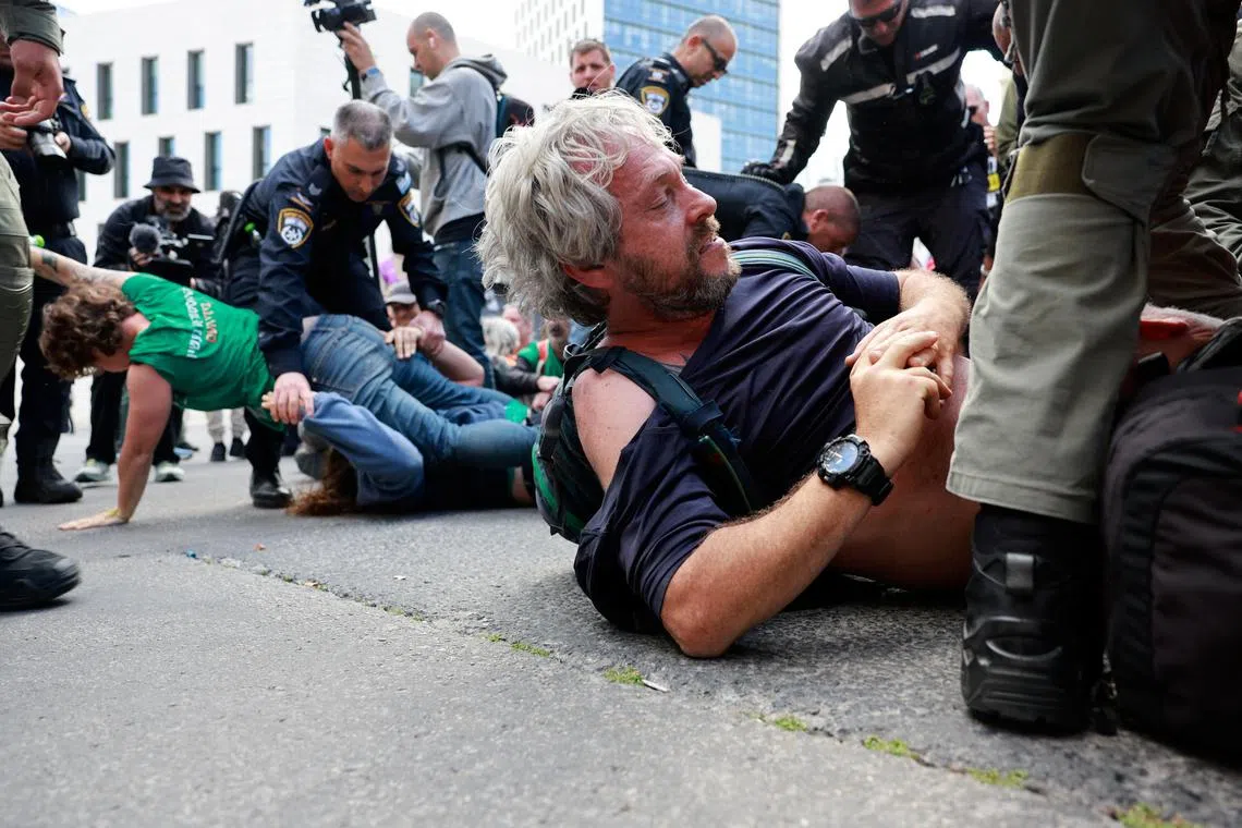 5月5日，以色列群众在耶路撒冷举行抗议集会，反对以色列政府和总理内坦亚胡，以色列安全部队驱散人群，强行把示威者拖走。（路透社）