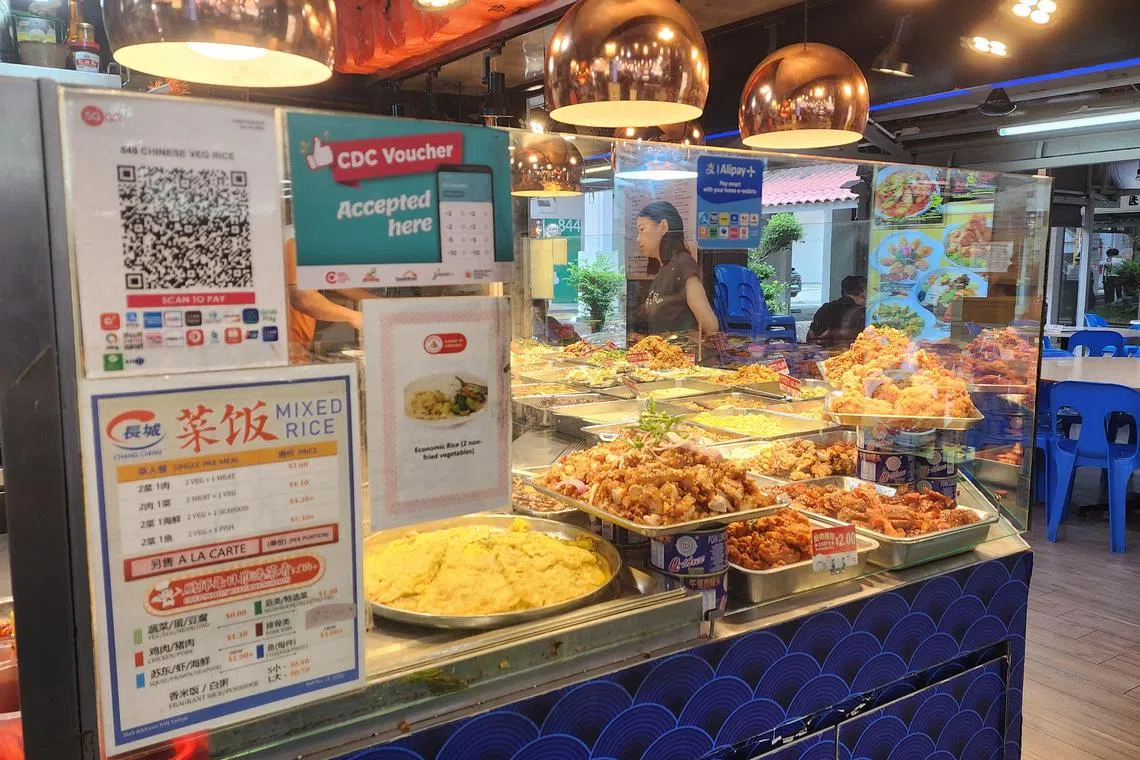 位于义顺第848座附近的长城杂菜饭摊，在档口前张贴说明图，以颜色区分菜品类别，并注明价格。不过，不是每道菜都挂上颜色标签，仅“厨师推荐菜肴”用了类似口福白色精选菜品的标签。（赵世楚摄）