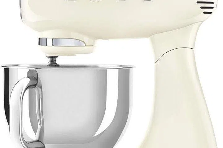 Smeg 50年代复古设计搅拌机，部分关键结构采用金属材质，确保机身稳定耐用。（商家提供）