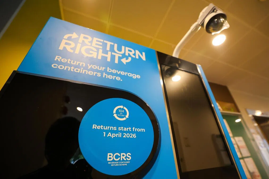 榜鹅北岸通道411A座组屋地面层已安装回收机。回收机配有电眼，机器上的文字也警告公众切勿在机器上涂鸦，违例者可能被起诉。（林明顺摄）