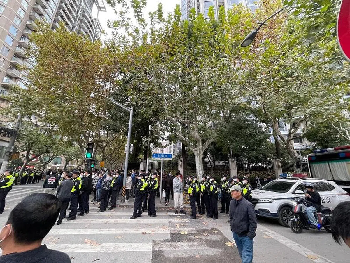 上海市中心乌鲁木齐中路27日下午开始封路。（《联合早报》记者摄）