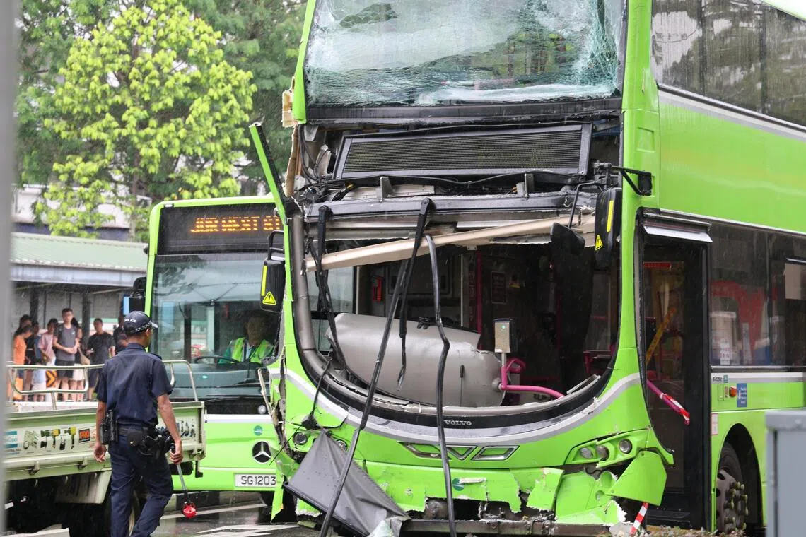 涉事巴士受损严重，挡风玻璃和保险杠都被撞毁。（郑一鸣摄）