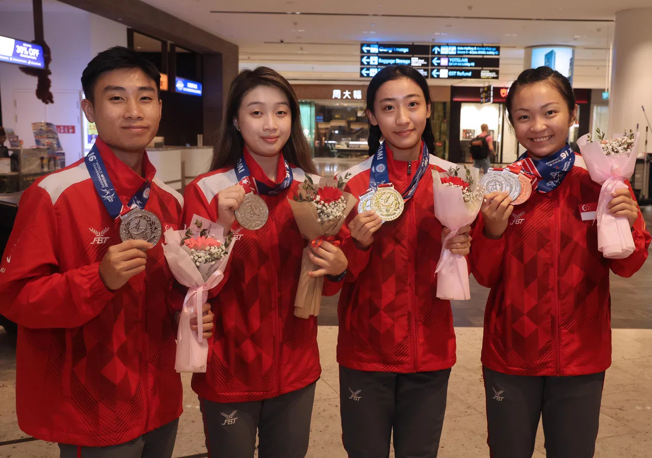 今年一共有六名运动员获得世锦赛奖牌，林思韦和未婚妻陈彦凝留在美国旅行，郑宇轩（左起）、陈子怡、罗芝宁和王瓅苓带着奖牌凯旋。（邬福梁摄）