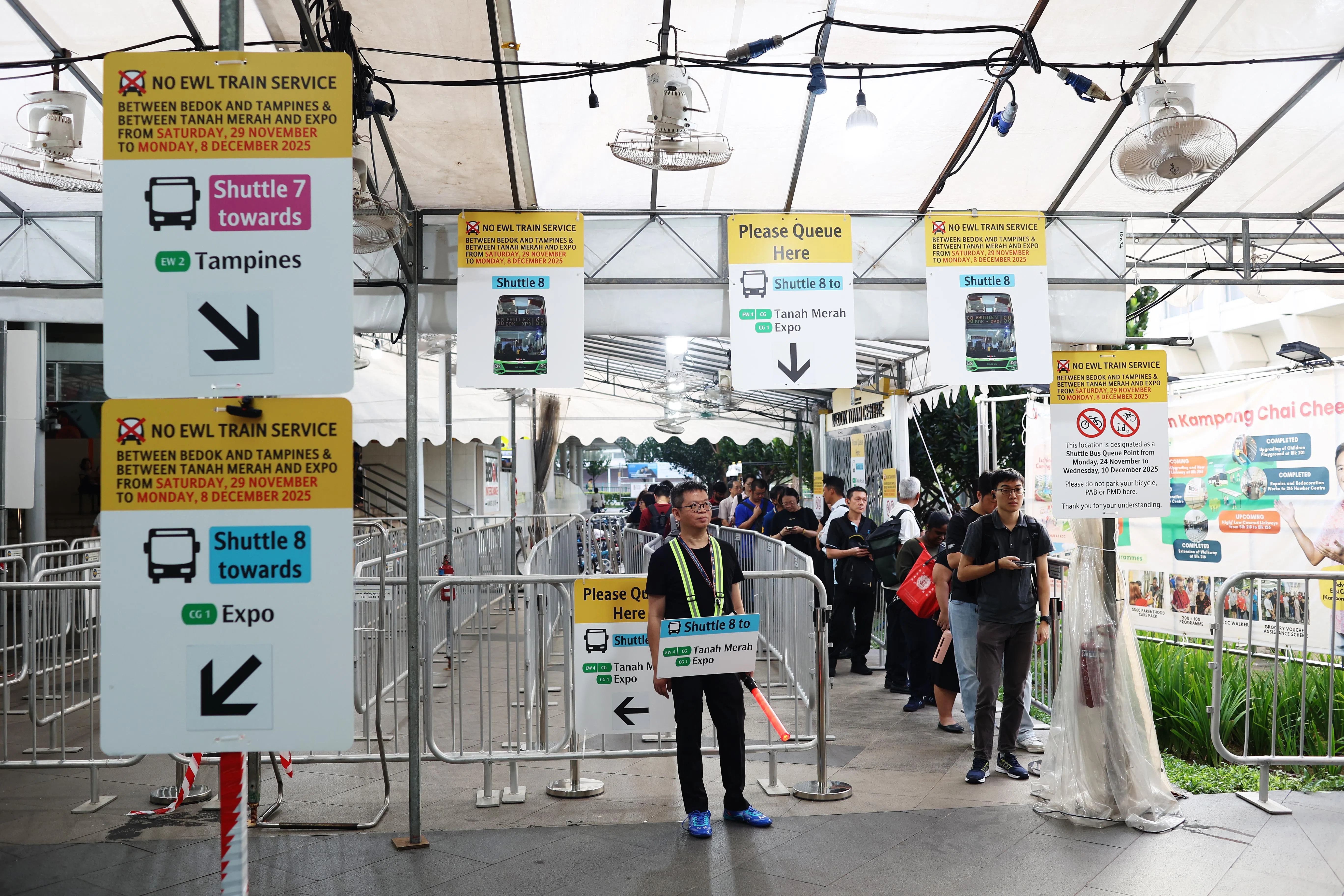 星期一早上约7时20分，勿洛地铁站外往返丹那美拉站和博览站的接驳巴士，未出现排队人龙。（蔡家增摄）