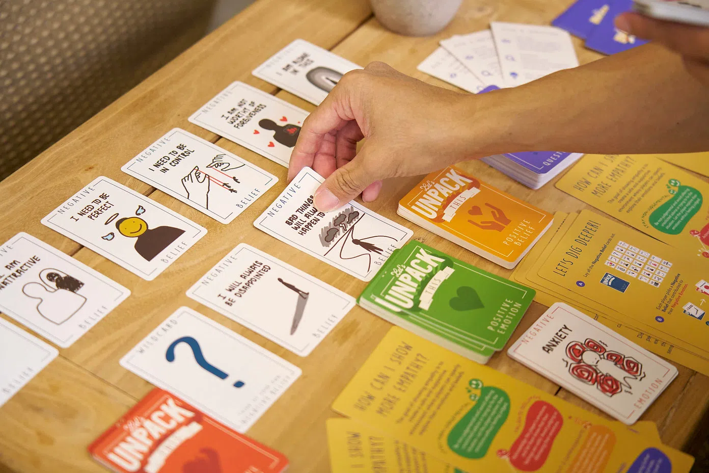 《解开心结》游戏卡列出人们常见的负面思维，以及有助解开心结的正向思维。（Happiness Initiative提供）