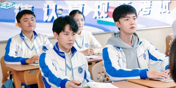 《我和我爸的十七岁》李明德（前排右）和周奇同桌上课，却不知道爸爸的灵魂已附身对方。（互联网）