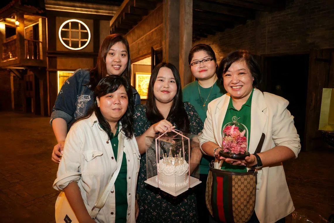 白薇秀粉丝会会长Karen（前排右）和其他粉丝为偶像准备生日蛋糕和干花摆设。（叶振忠摄）