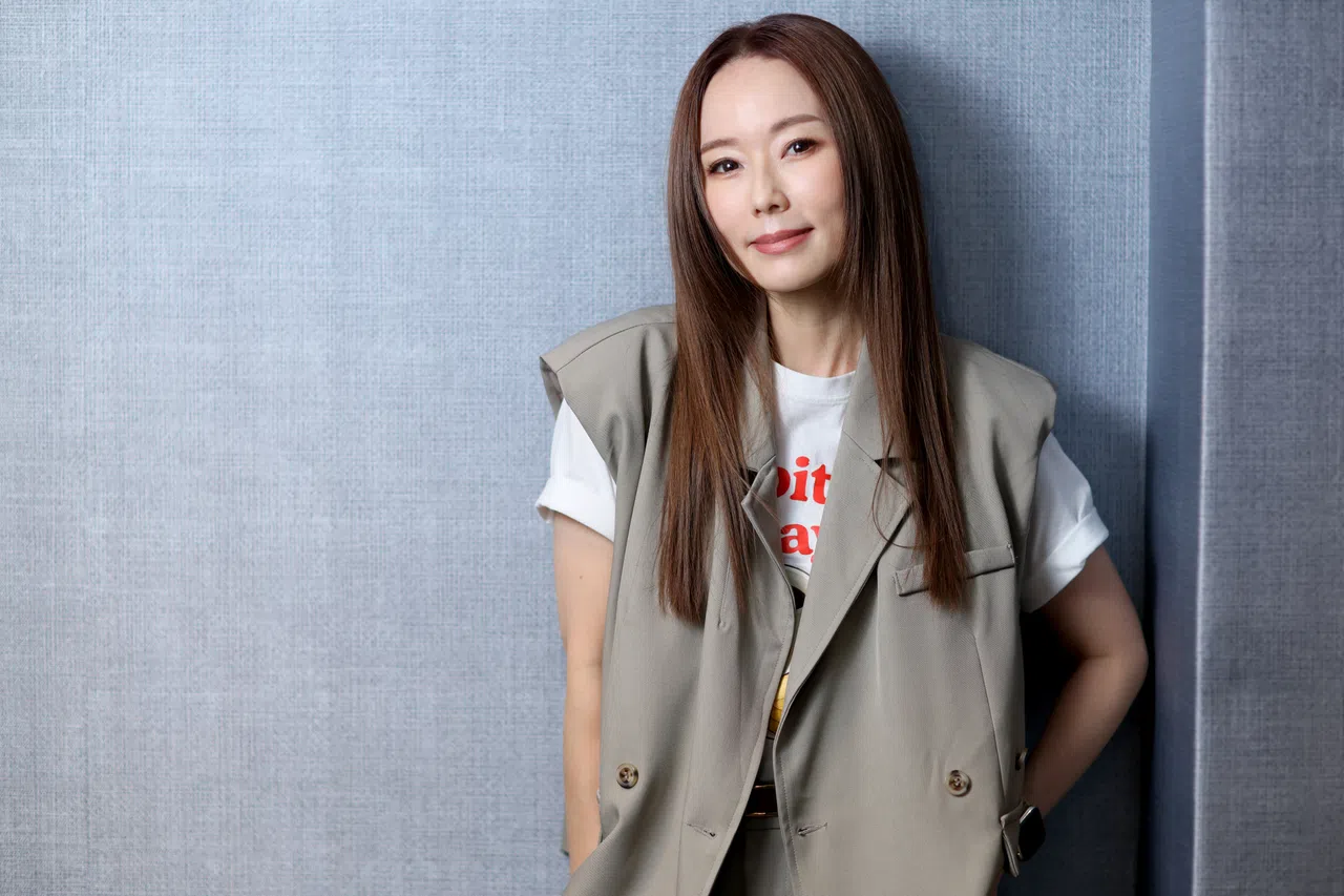 林湘萍在SG60电影《情牵咖啡店》里的短片《晨之唤》中，饰演远嫁国外的新加坡人。（龙国雄摄）