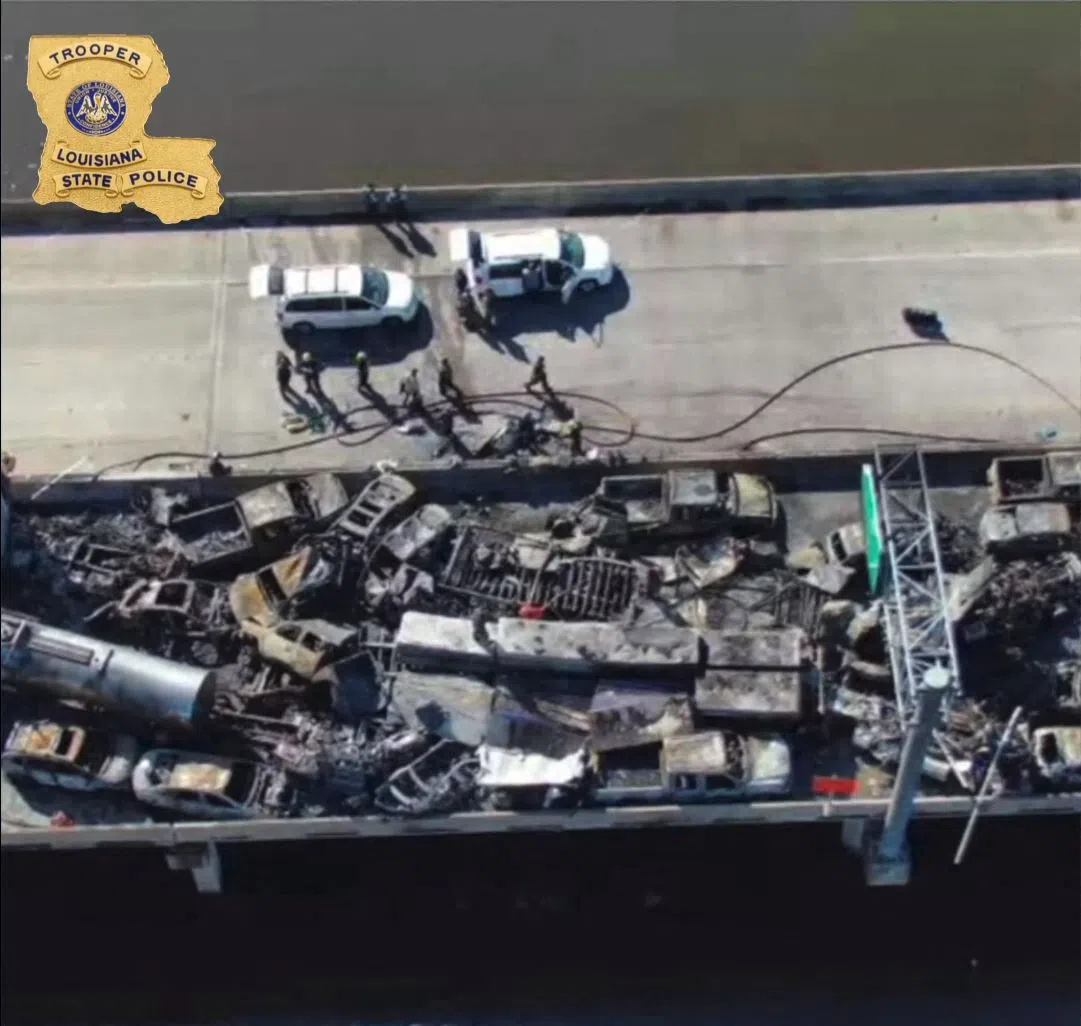 连环车祸涉及158辆汽车，部分车子起火燃烧。（法新社）