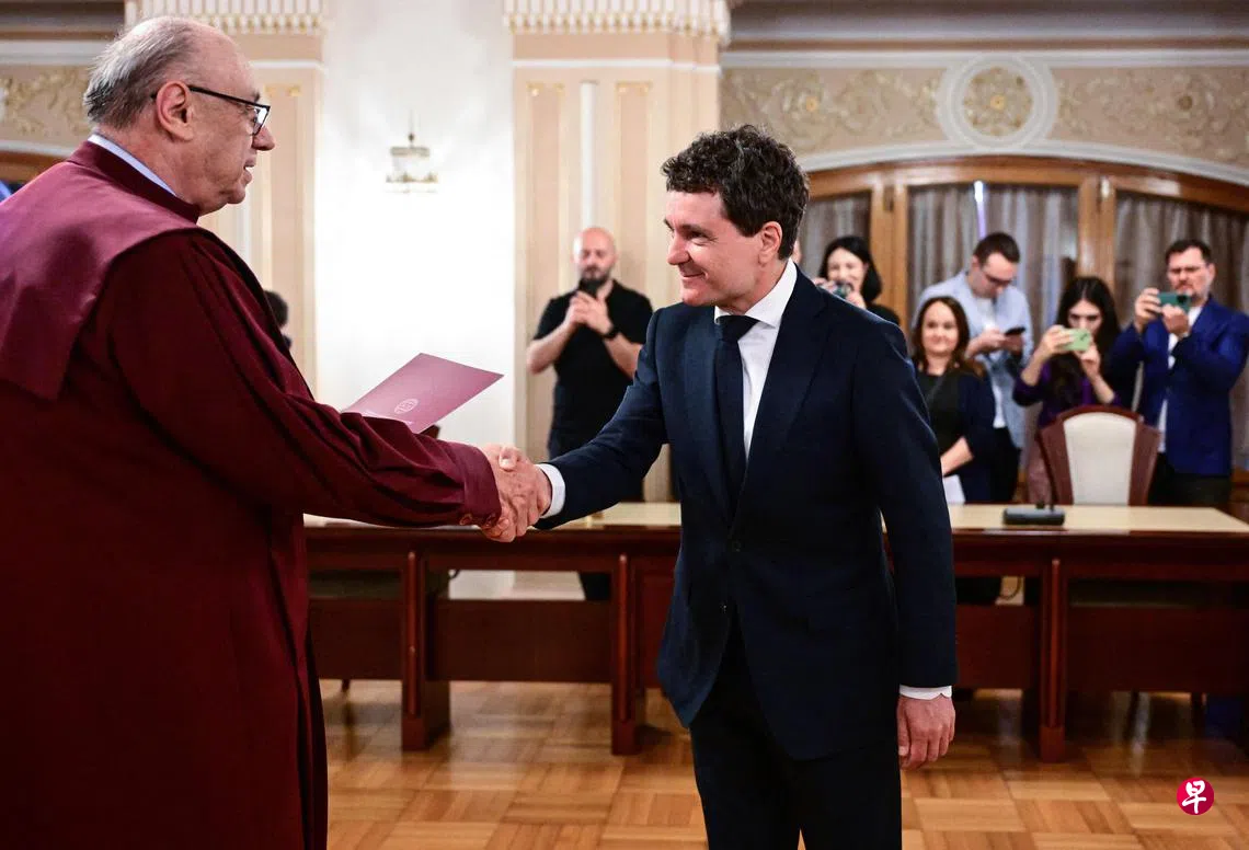 罗马尼亚新任总统达恩宣誓就职| 联合早报