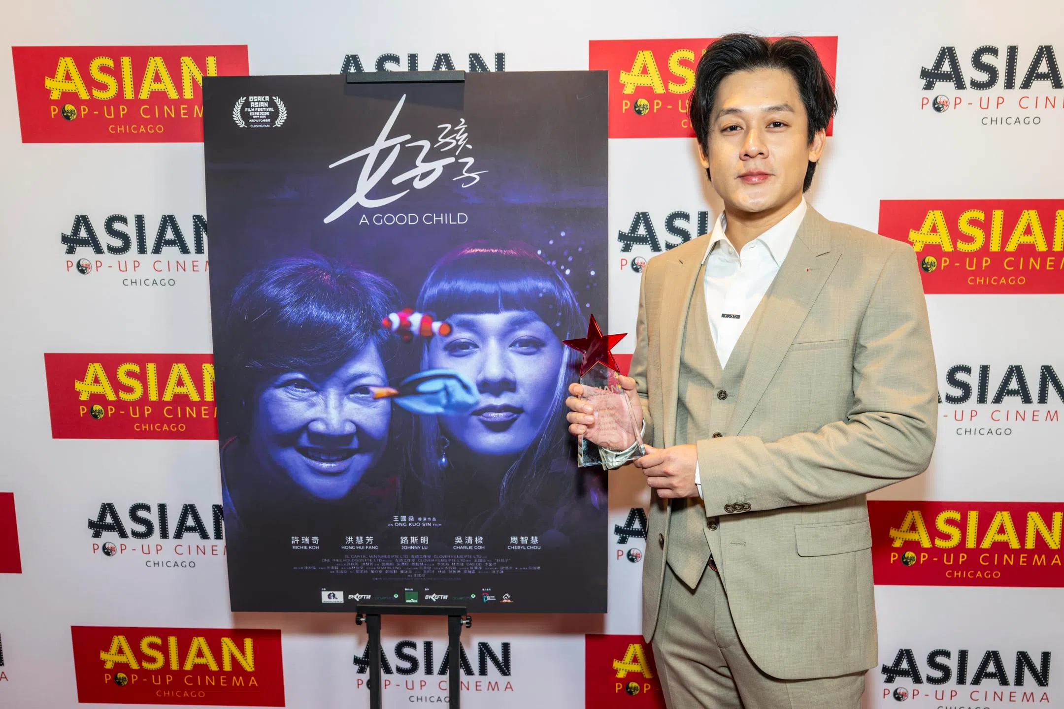 许瑞奇在芝加哥顶着寒冷天气拿奖，同时享受当地美食。（星艺经纪提供）