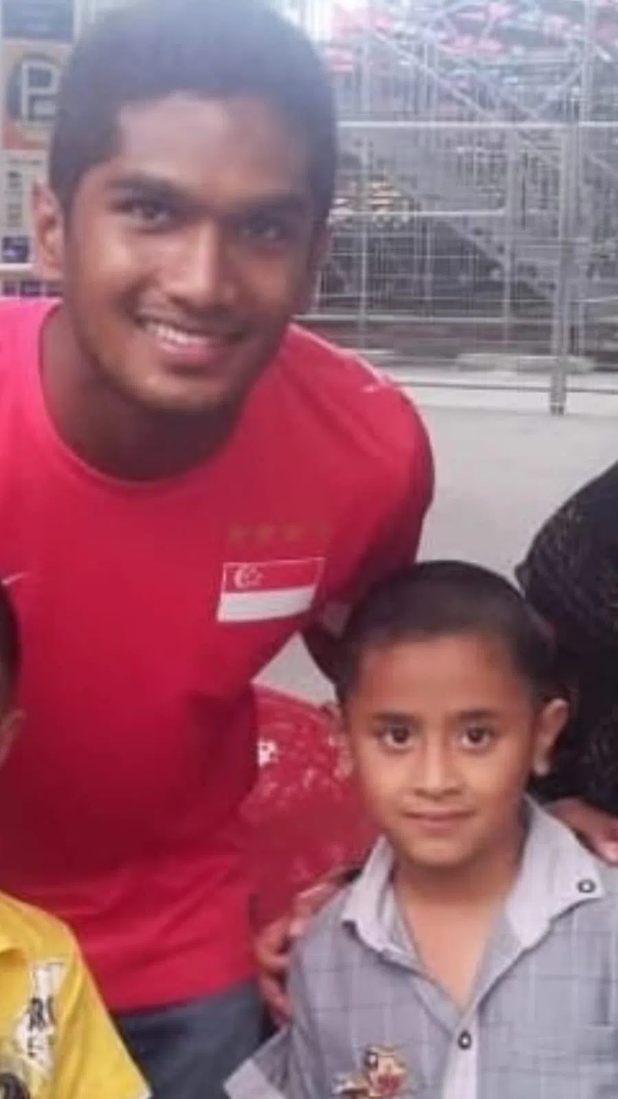 在2012年铃木杯亚细安足球锦标赛，希尔米（右）第一次和哈里斯合照，从那开始他就坚定不移地支持他。（受访者提供）