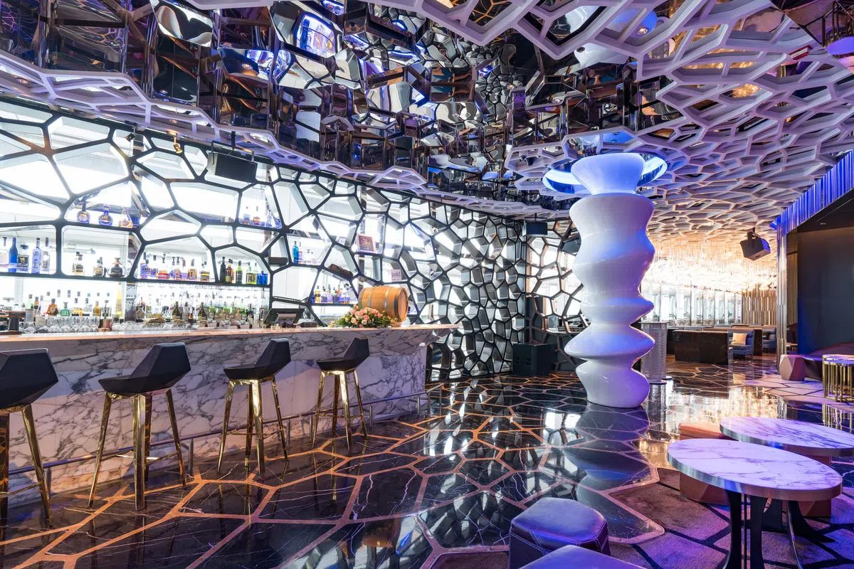 Ozone酒吧装潢具有现代感。（图/香港旅游发展局）