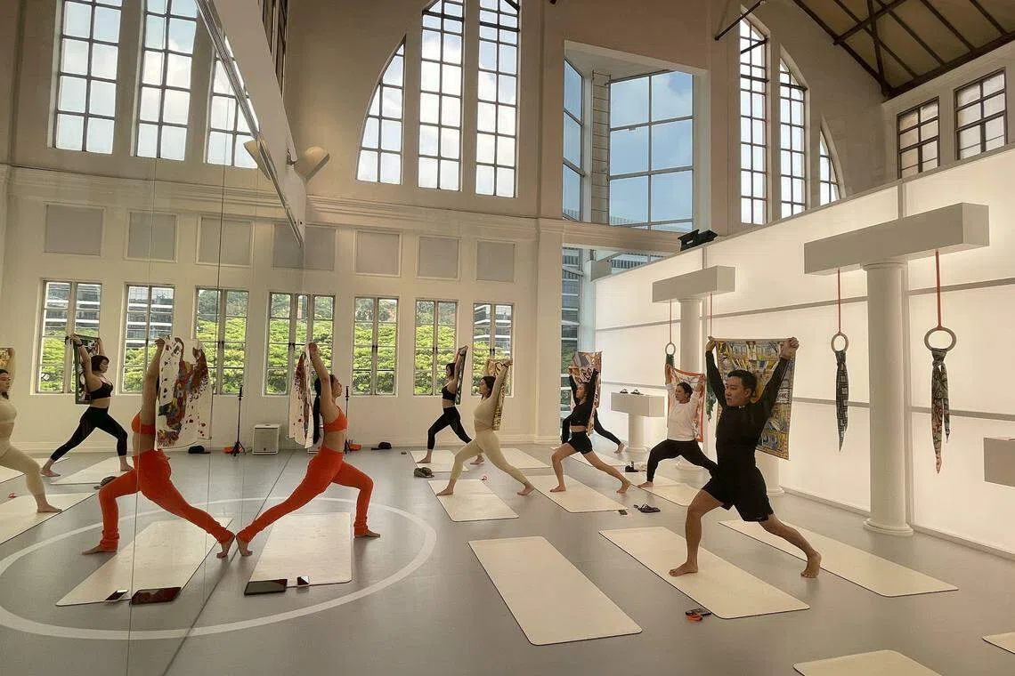 用爱马仕丝巾做瑜伽视觉好梦幻。（林方伟摄）