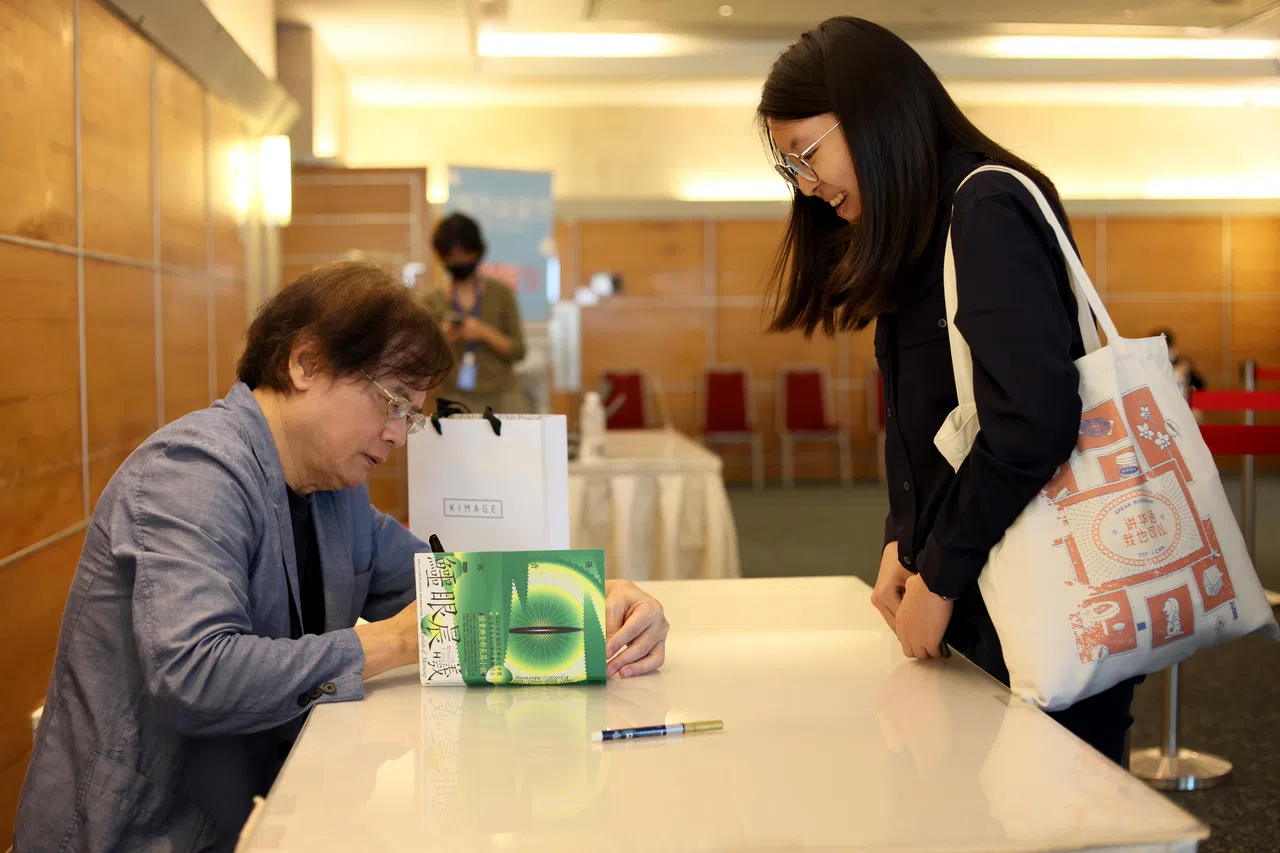 台湾、马华作家张贵兴今年参与早报文学节，分享他的新书《鳄眼晨曦》，会后为读者签名。（档案照）