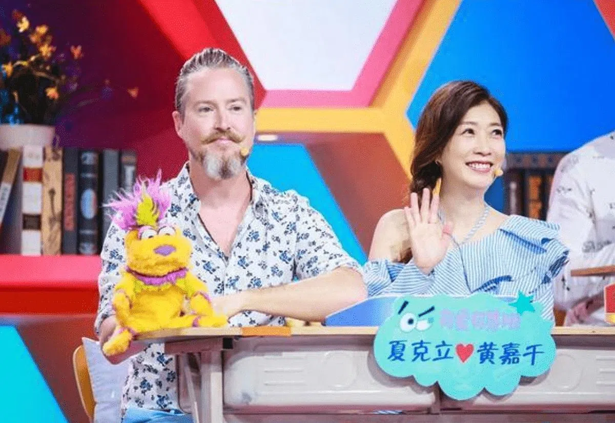 黄嘉千（右）和夏克立曾上综艺分享婚姻甜蜜，目前却打起离婚官司。（互联网）