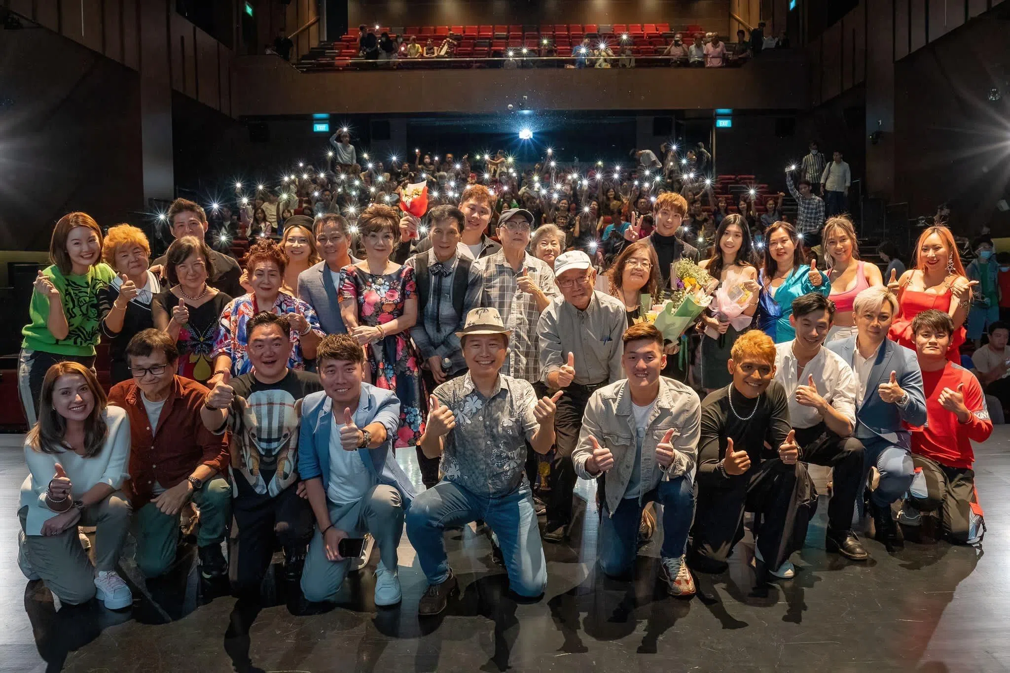 《本地姜最辣》演员与导演等人在首映后与后方的观众合影。（赤龙国际提供）