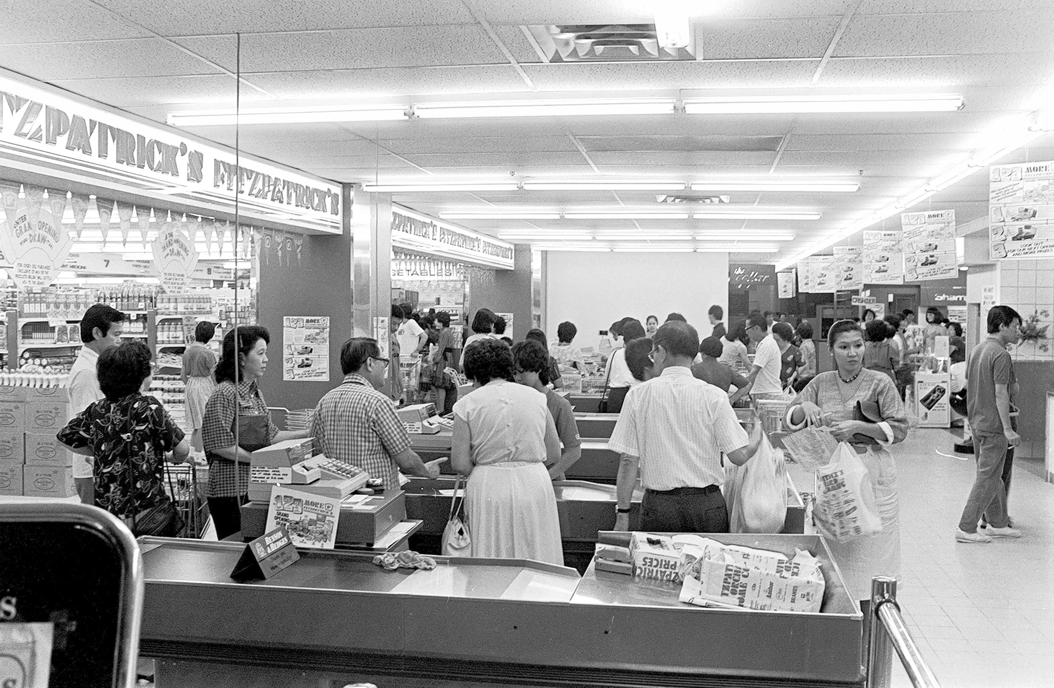 1958年，新加坡首家现代化超市Fitzpatrick’s在乌节路开业，设有空调、自动门和代客泊车等设施和服务。（档案照片）