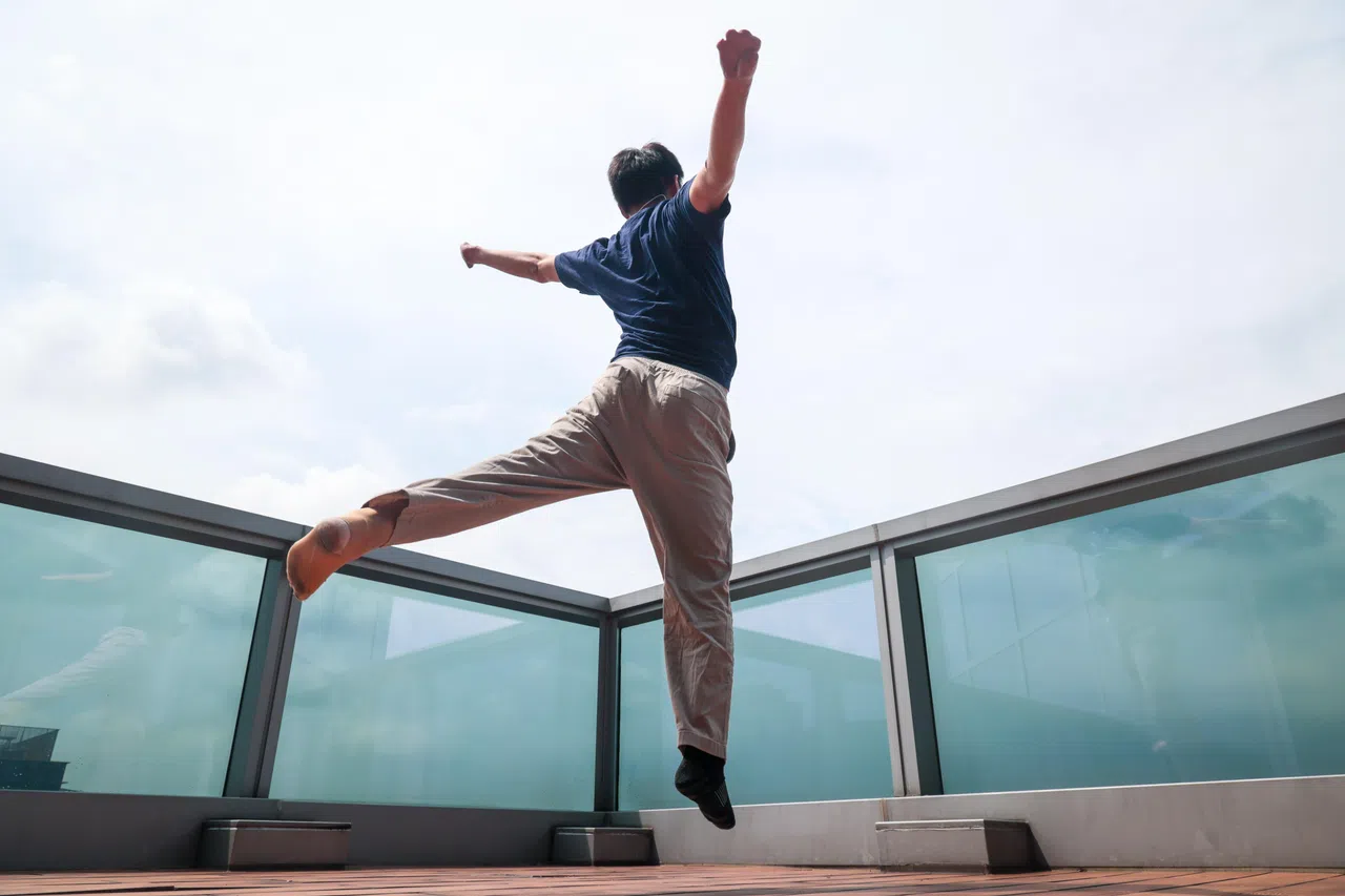 30岁的陈博盛（化名）2023年因肺炎失去手指和左足，但因及早接受康复治疗与持续护理，他得以重拾当舞者的梦想。（张俊杰摄）