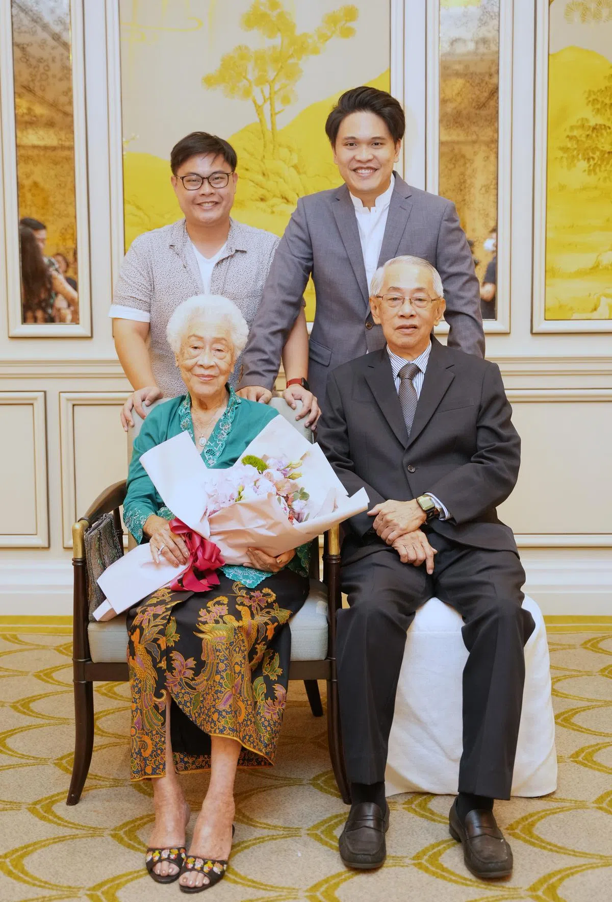 林忠邦遗孀谢妙梅与儿子林英仁（前排右），以及两名孙子林明福（后排左）和林泓椿，他们分别是林义顺的第三和第四代。（谢智扬摄）