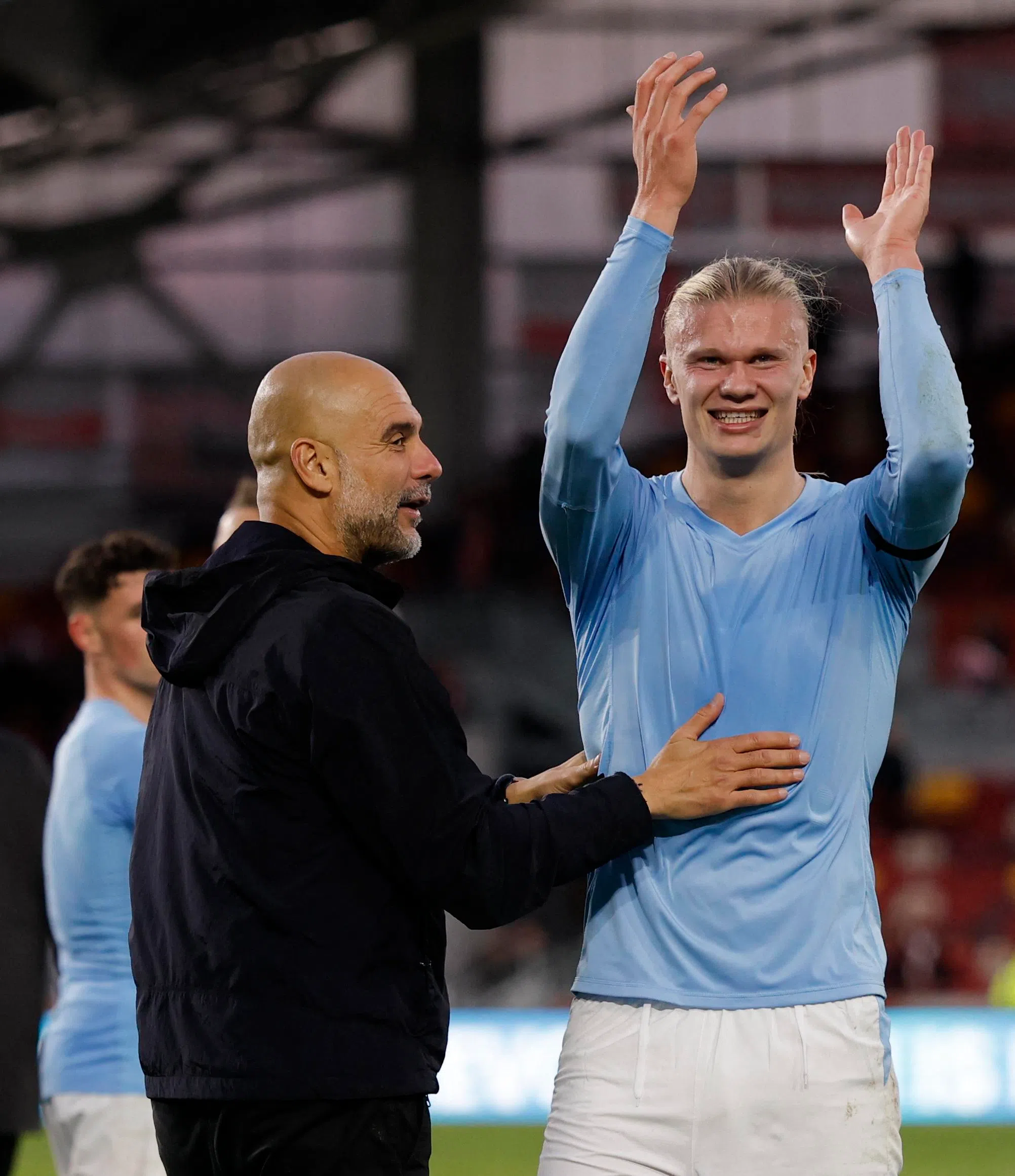 哈兰德（右）赛后与主帅瓜迪奥拉（左）庆祝胜利。（路透社）