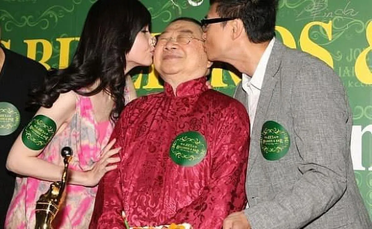 倪匡（中）一直相当疼惜儿媳妇周慧敏（左），右为倪震。（互联网）