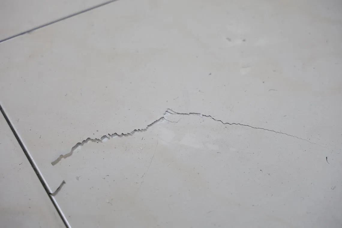 钟女士家里的一些地砖，被高温烧得开裂。（郑一鸣摄）