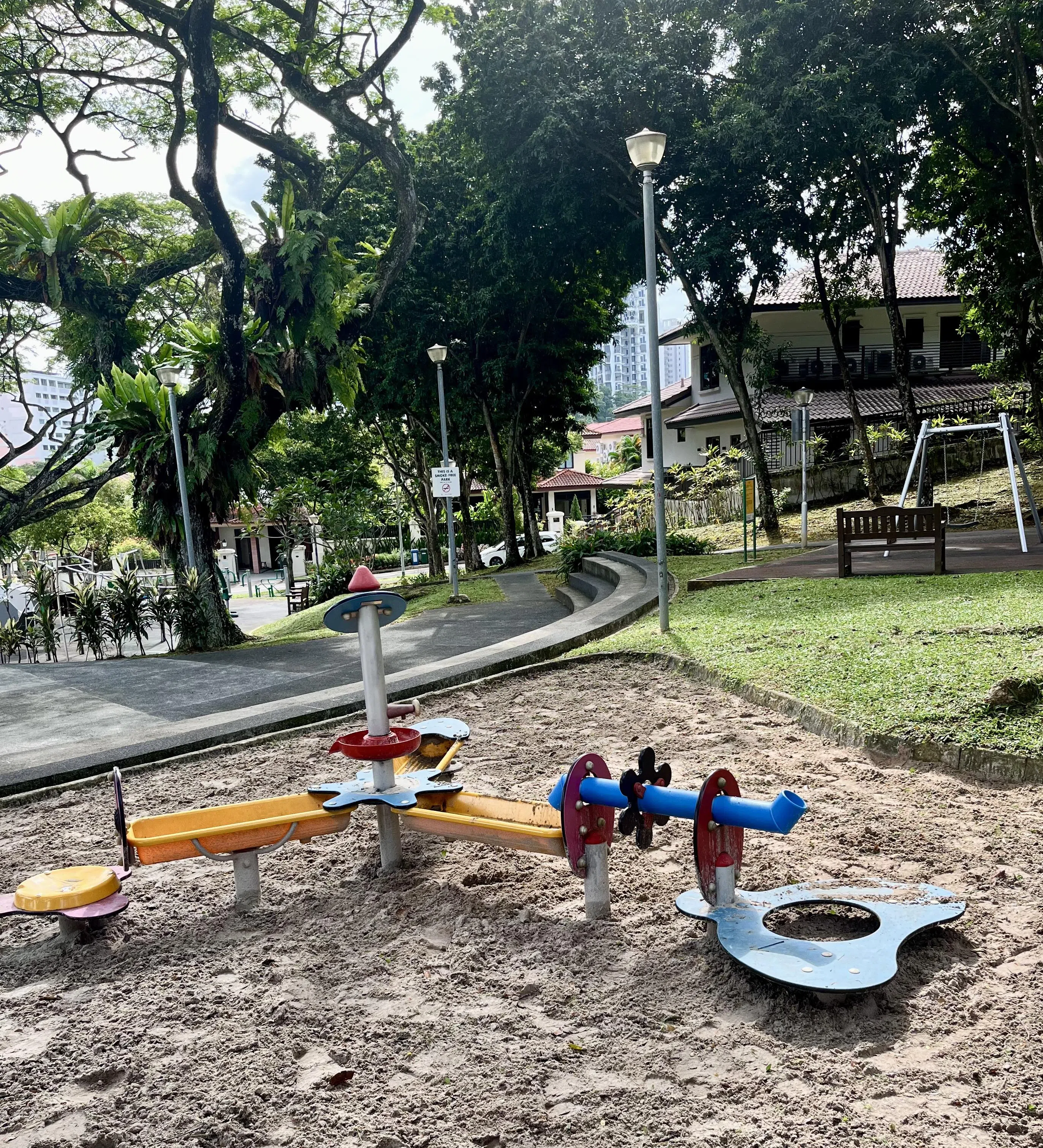 想找地方坐下来品尝Almond Street Coffee的咖啡，最靠近的公园坐落在杏仁街和杏仁弯交界处。（陈映蓁摄）