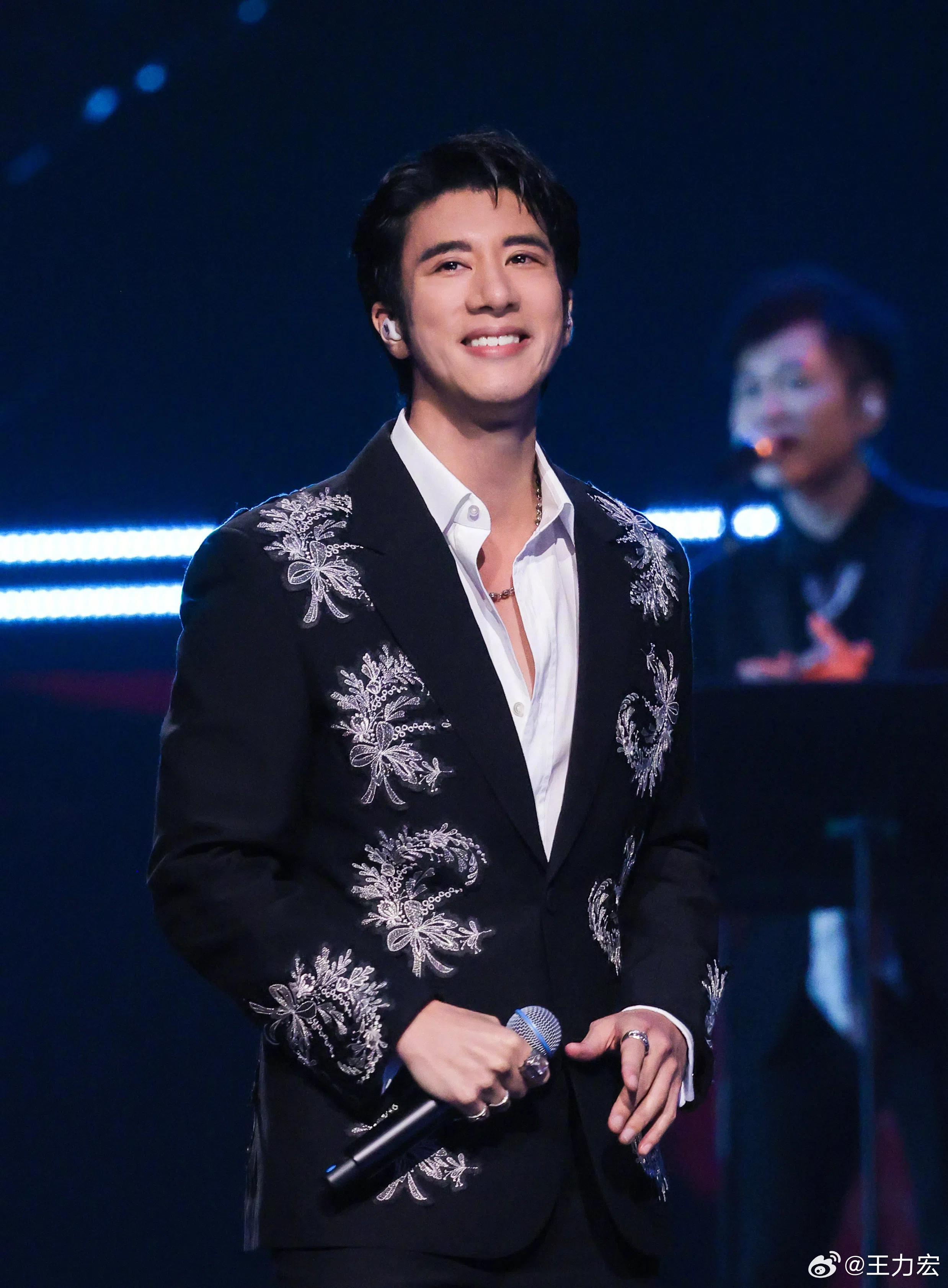 王力宏为“湾区升明月”大湾区电影音乐晚会献唱。（取自王力宏微博）