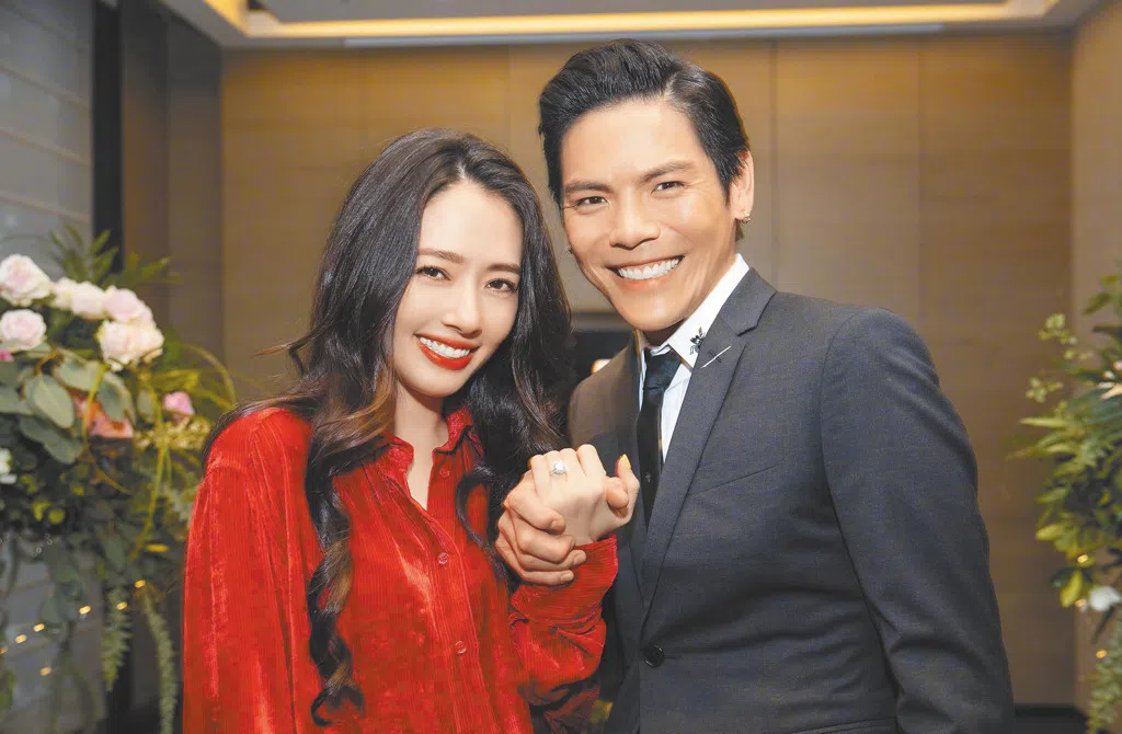 郭碧婷（左）2020年嫁给向佐后，一度为了家人减少工作量。（互联网）