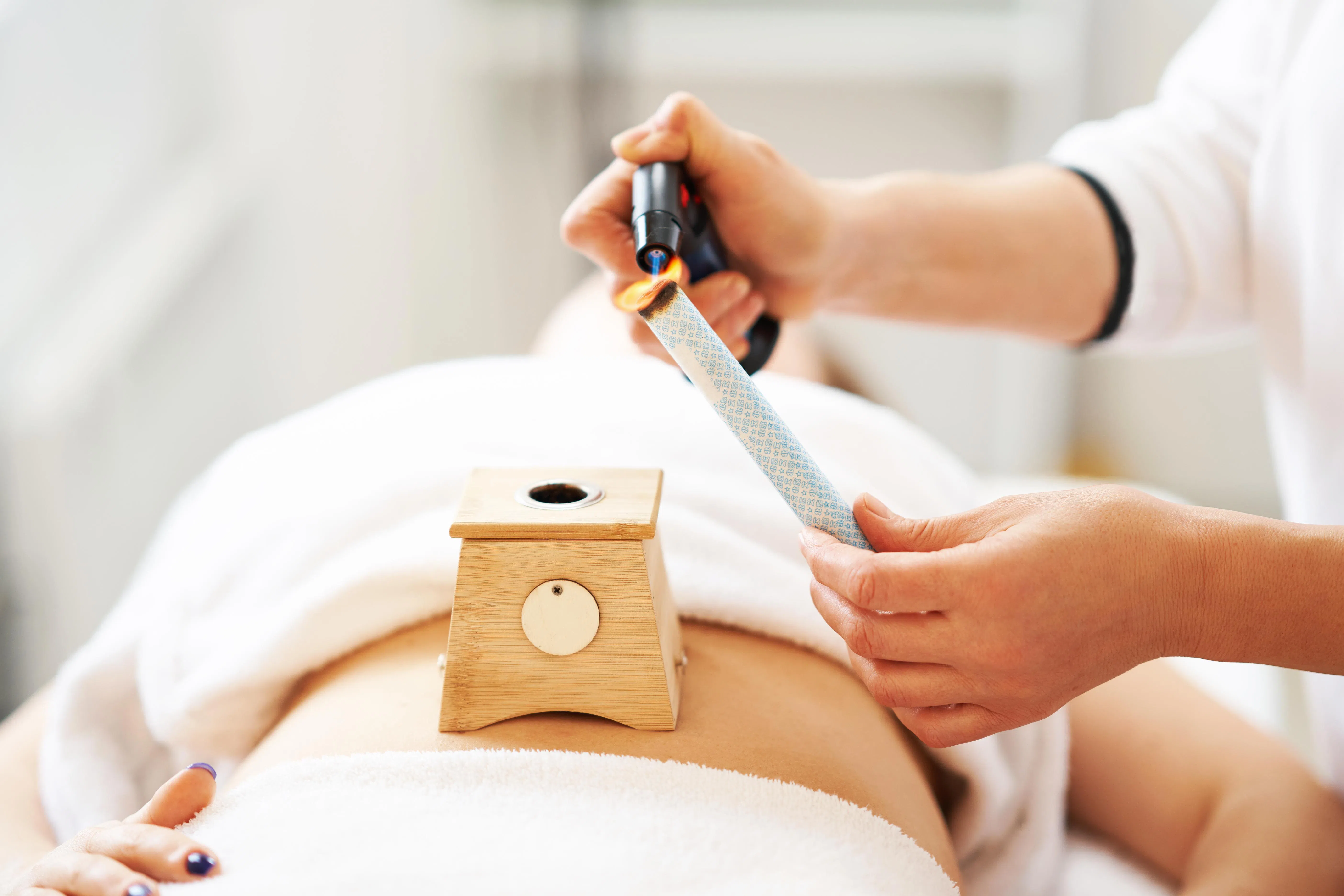 艾灸属中医外治法，适用于调理风寒湿痹、关节酸痛、脘腹冷痛、腰酸疼痛等。（iStock图片）