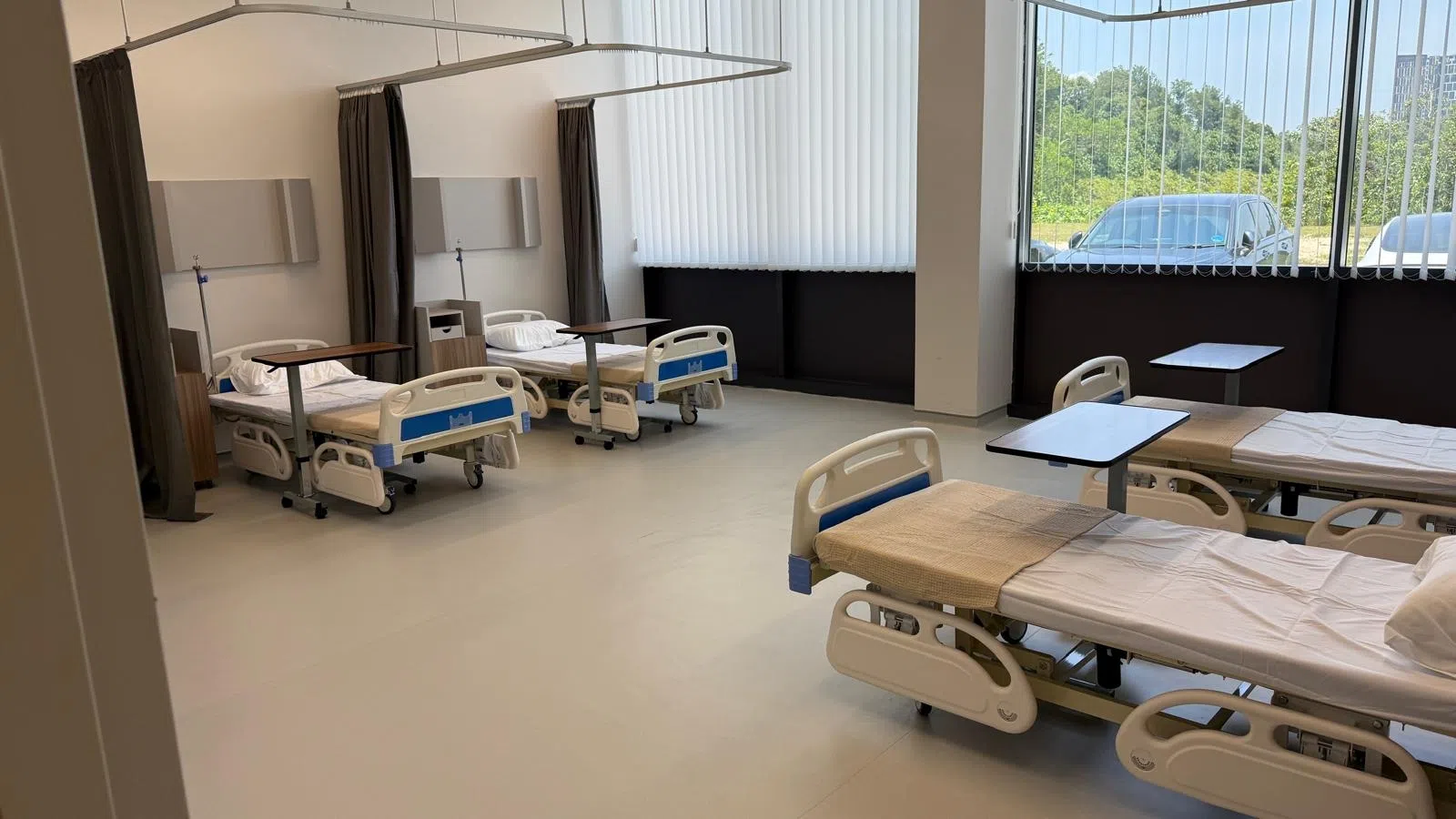 医院片场的病床都是真病床。（郑各评提供）