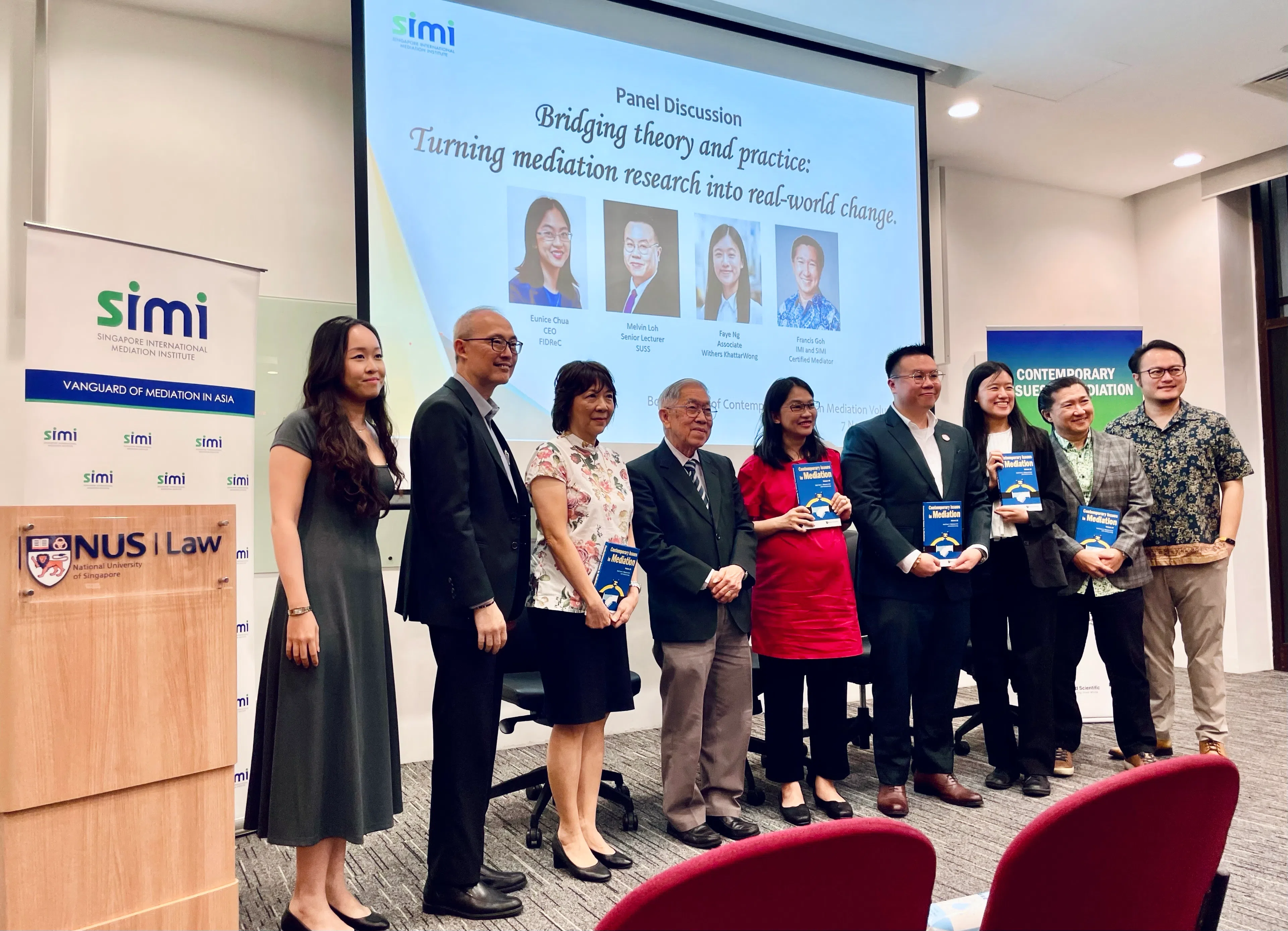 主办方将书籍赠予嘉宾以表谢意。（周佳铃摄）