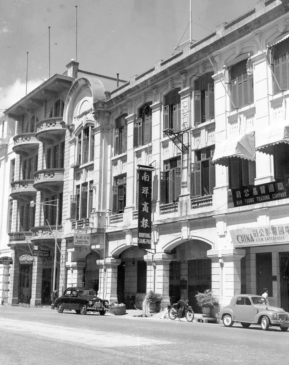 南洋报社1930年代坐落于罗敏申路三层骑楼，至1956年才迁入同一条街上的七层楼崭新的南洋大厦。（档案照片）