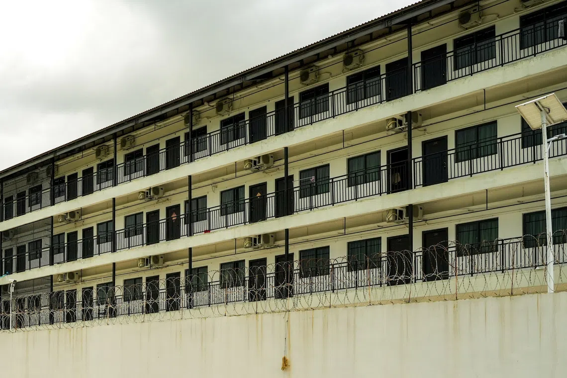 柬埔寨当局和韩国联合工作组上星期四（10月16日）巡视茶胶省一处电诈园区。（路透社）