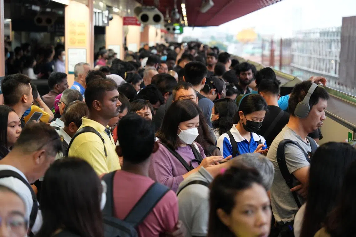 裕廊东地铁站昨天下午开始安排接驳列车服务，每10多分钟一班。在傍晚下班高峰时间，月台挤满等待接驳列车的乘客。（何家俊摄）