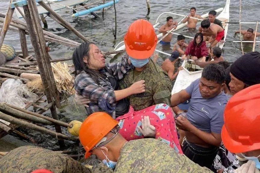 菲律宾军方派员参与救灾行动，在萨马省协助灾民撤离。（法新社）