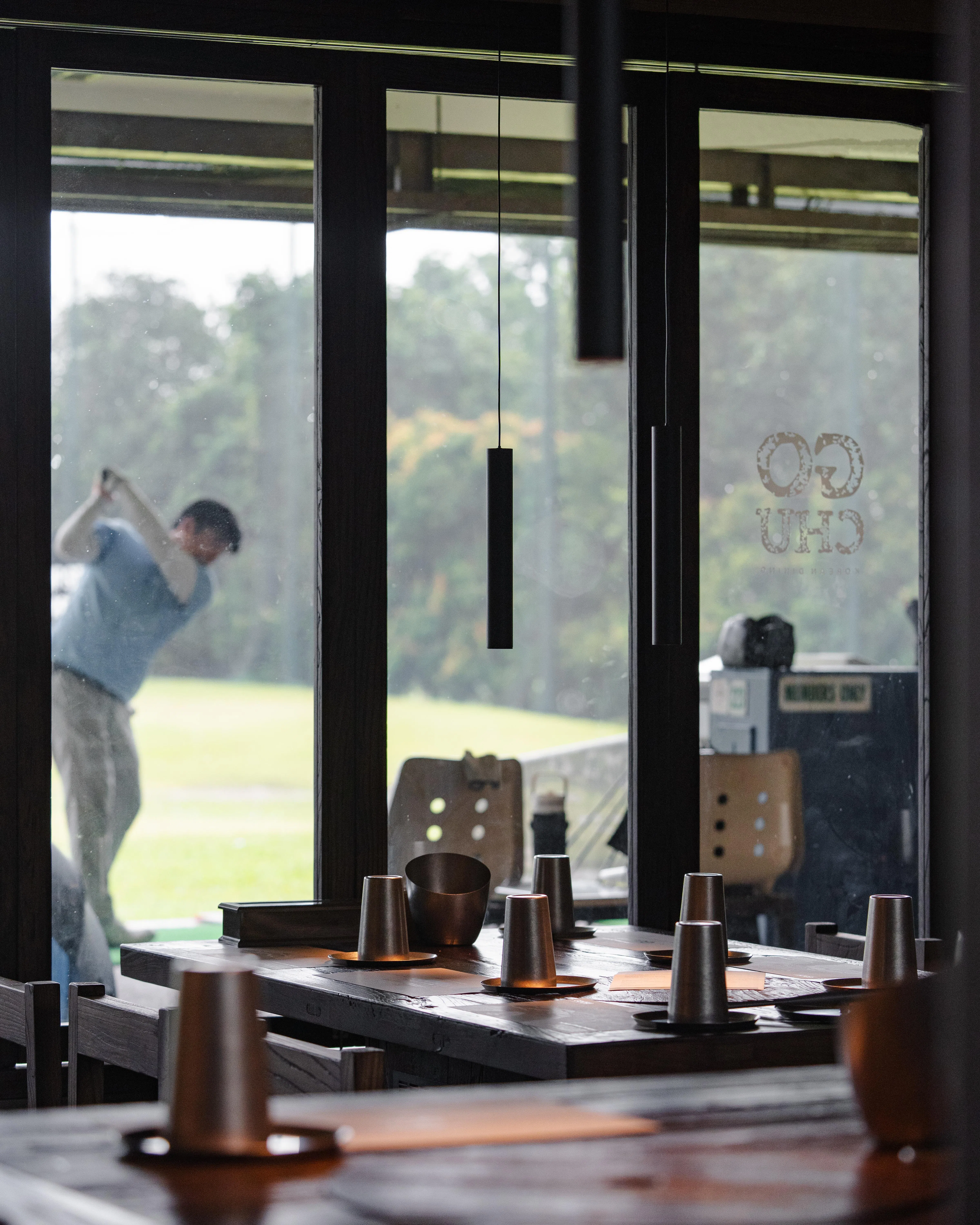 白天在Gochu用餐，可望见窗外的高尔夫球场。（餐馆提供）