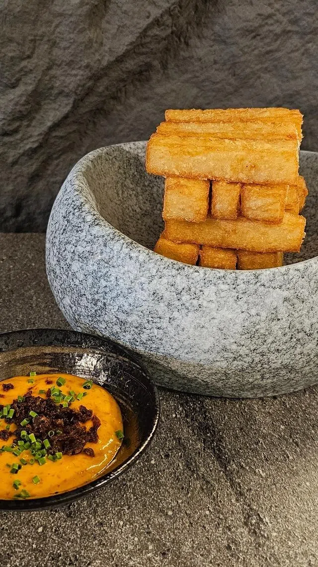 小贩美食菜头粿创新变“薯条”，搭配辣味蘸酱，耐吃开胃。（黄亿敏摄）