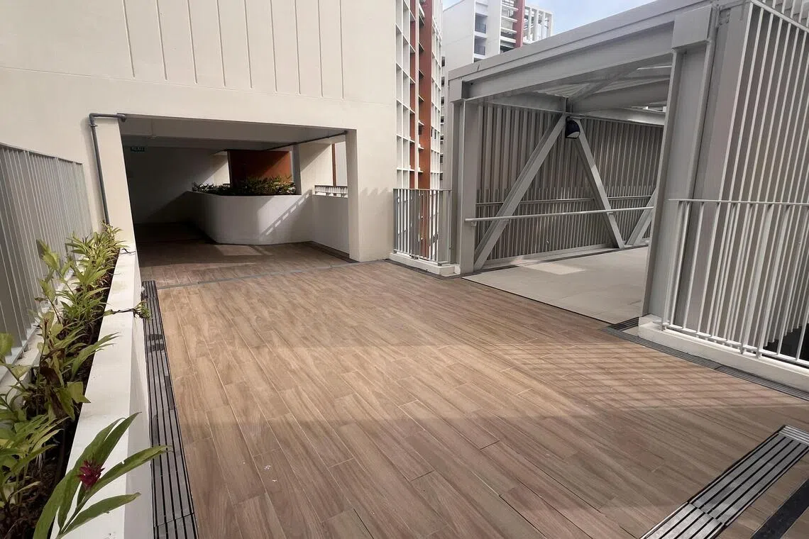 Parc Residences@Tengah的各个住宅楼之间都以高架连道相连，方便居民出行，并在八楼设有观景露台，让居民眺望四方，将景色尽收眼帘。（建屋局提供）