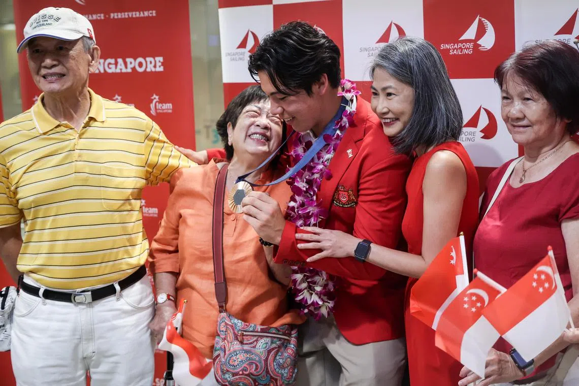 墨士廉最喜欢吃外婆陈亚妹（左二）做的马铃薯炖肉。（关俊威摄）