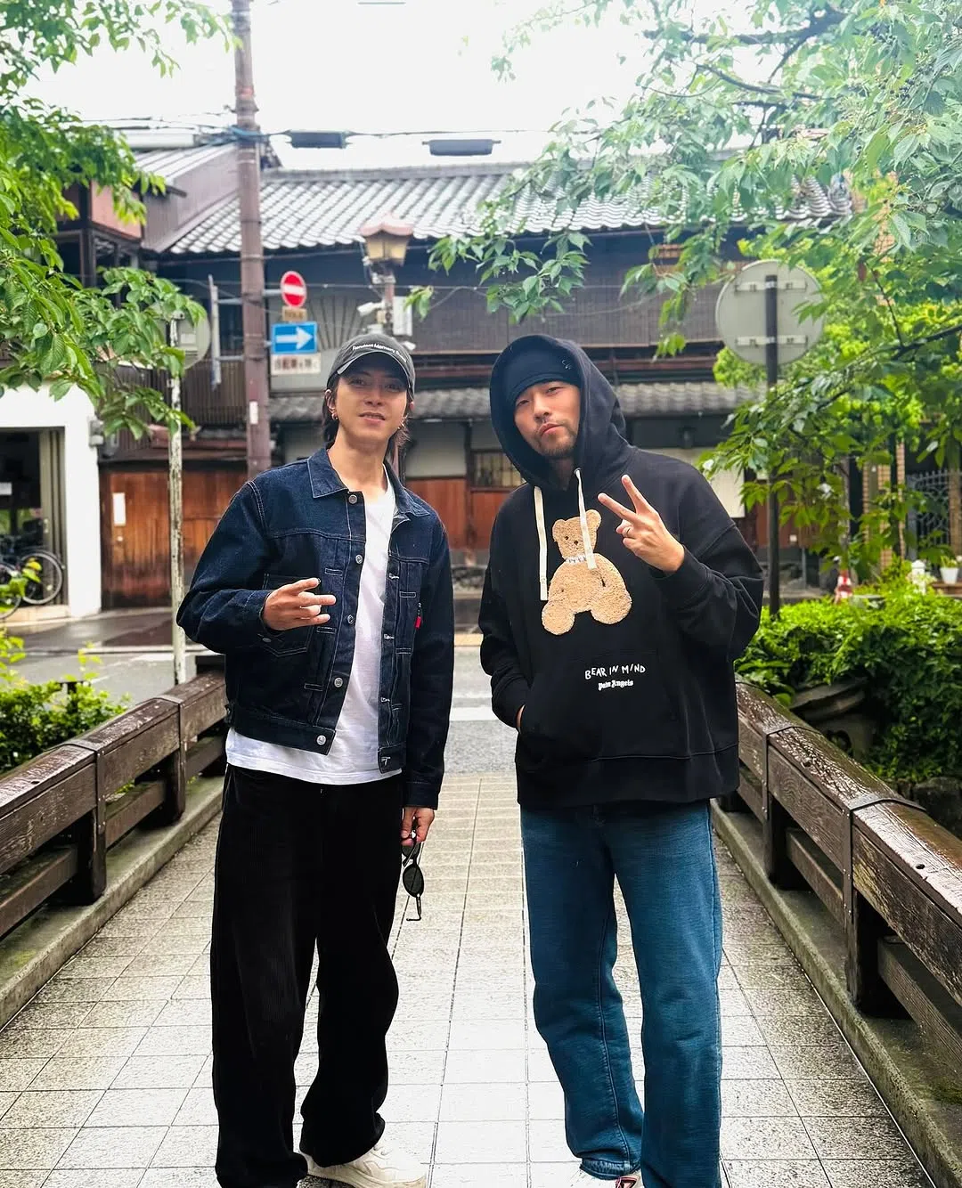 周杰伦（右）近日与山下智久在京都会面，引粉丝狂追不舍。（取自周杰伦IG）