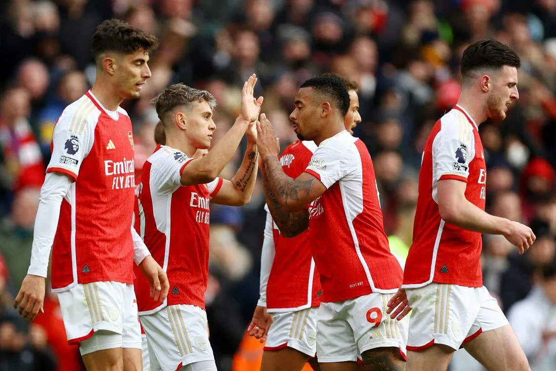 特罗萨尔德（左二）进球后和助攻的热苏斯（9号）击掌。（路透社）