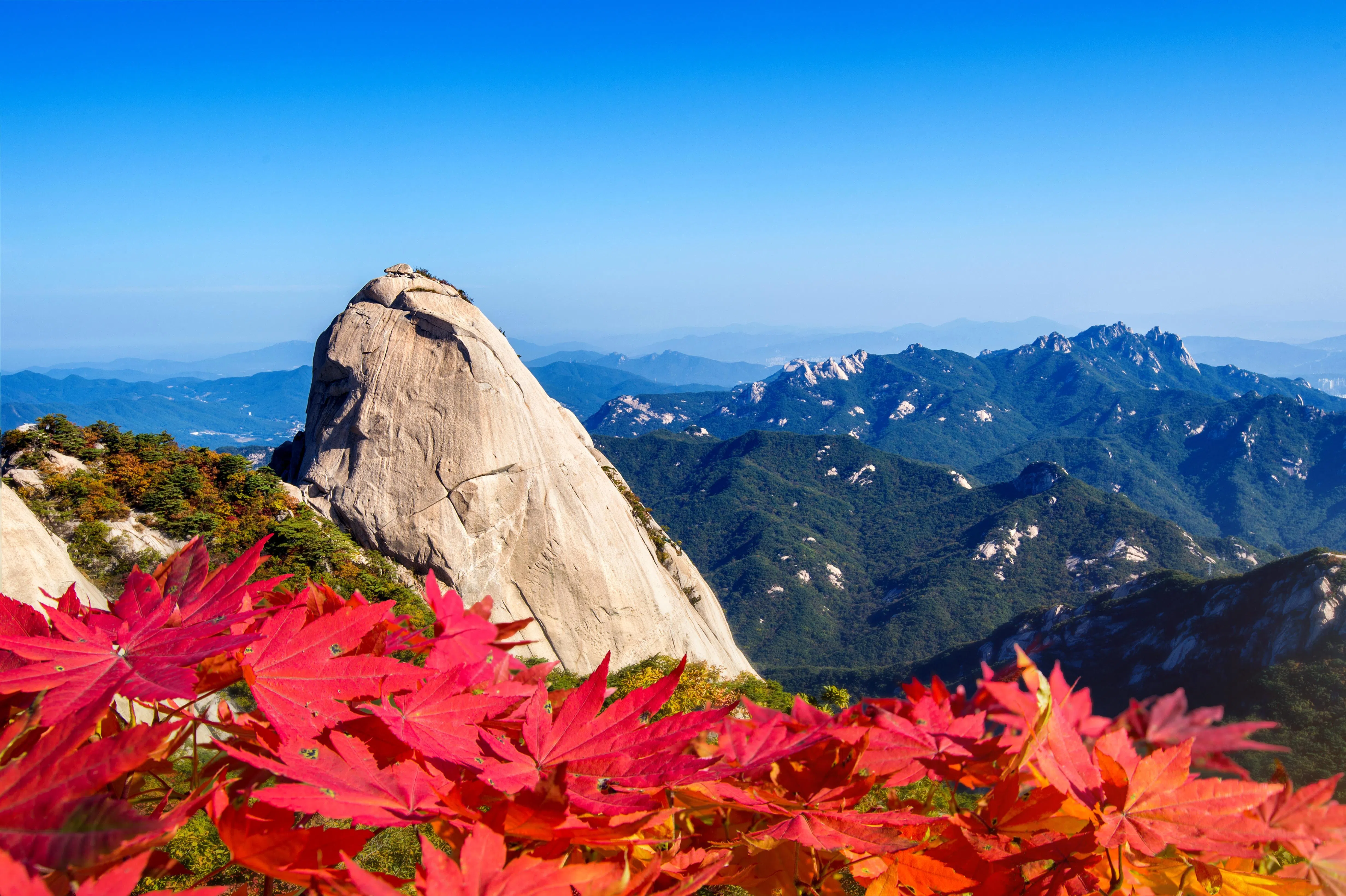 韩国官方预测，首尔北汉山约11月4日迎来红叶高峰期。（iStock图片）
