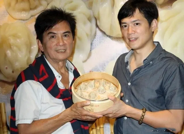 李小飞（左）与儿子李翔（右）合照。（互联网）