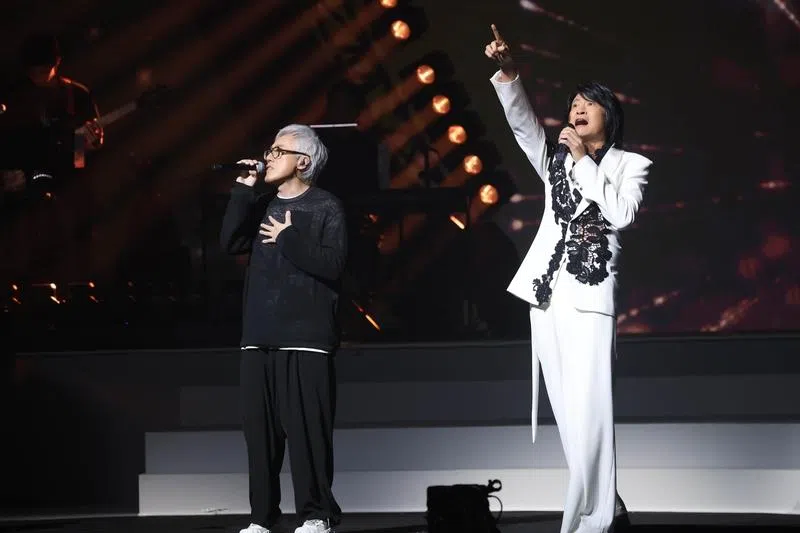 隐退多年的张宇（左）难得现身开唱，担任游鸿明演唱会嘉宾。（互联网）