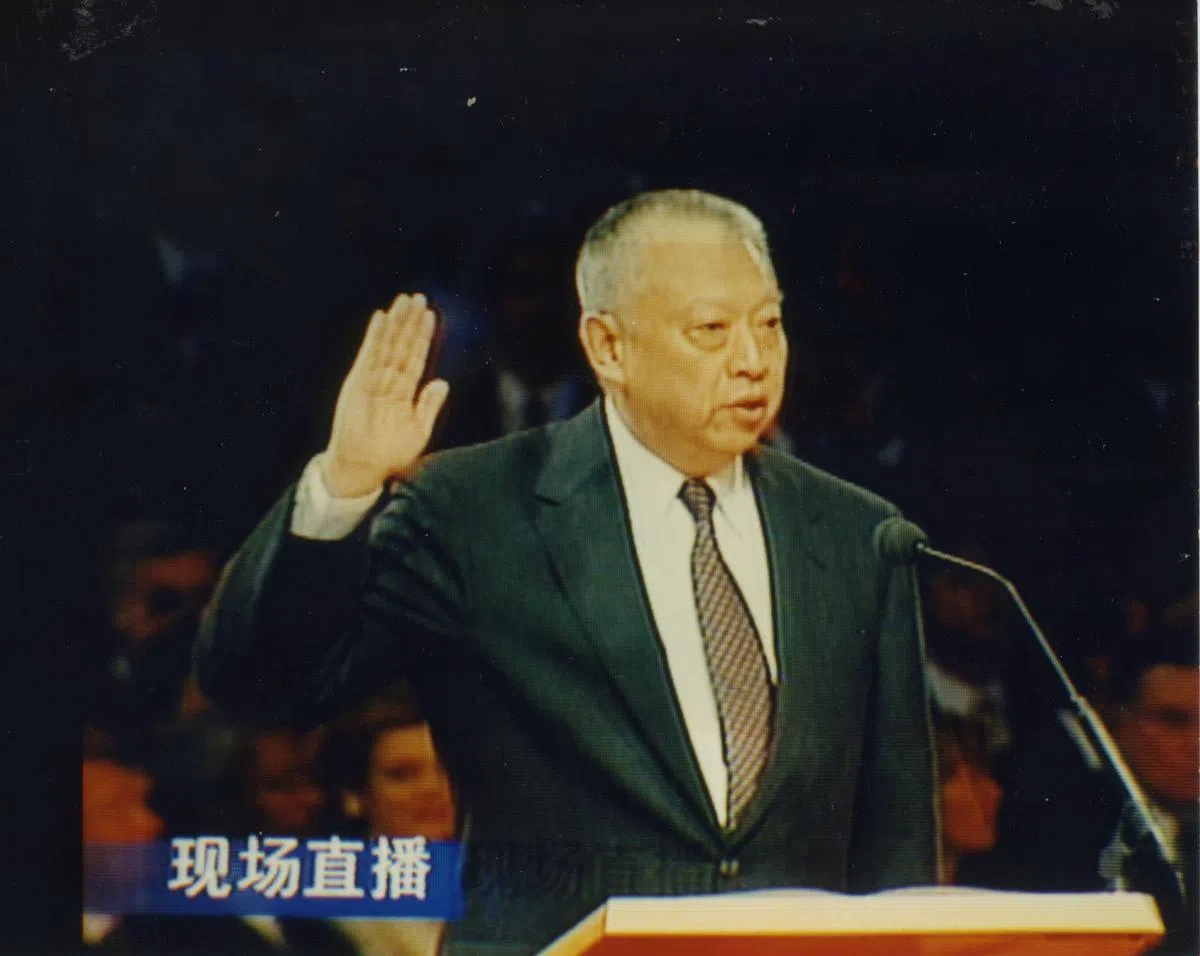 1997年7月1日凌晨1点30分在会展中心举行的香港特区政府成立仪式上，董建华宣誓就任香港特区行政长官。（视频截图）