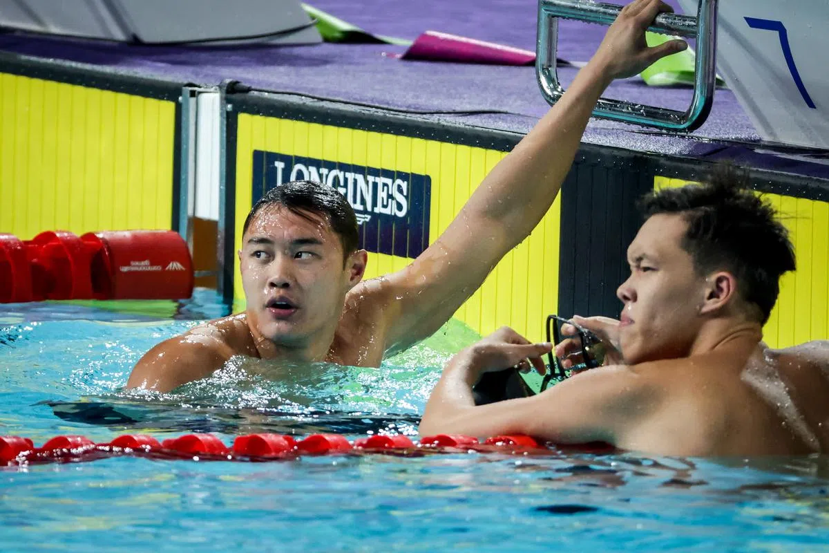 张正伟（左）和队友李君杰一同亮相男子50米蝶泳半决赛。（叶振忠摄）