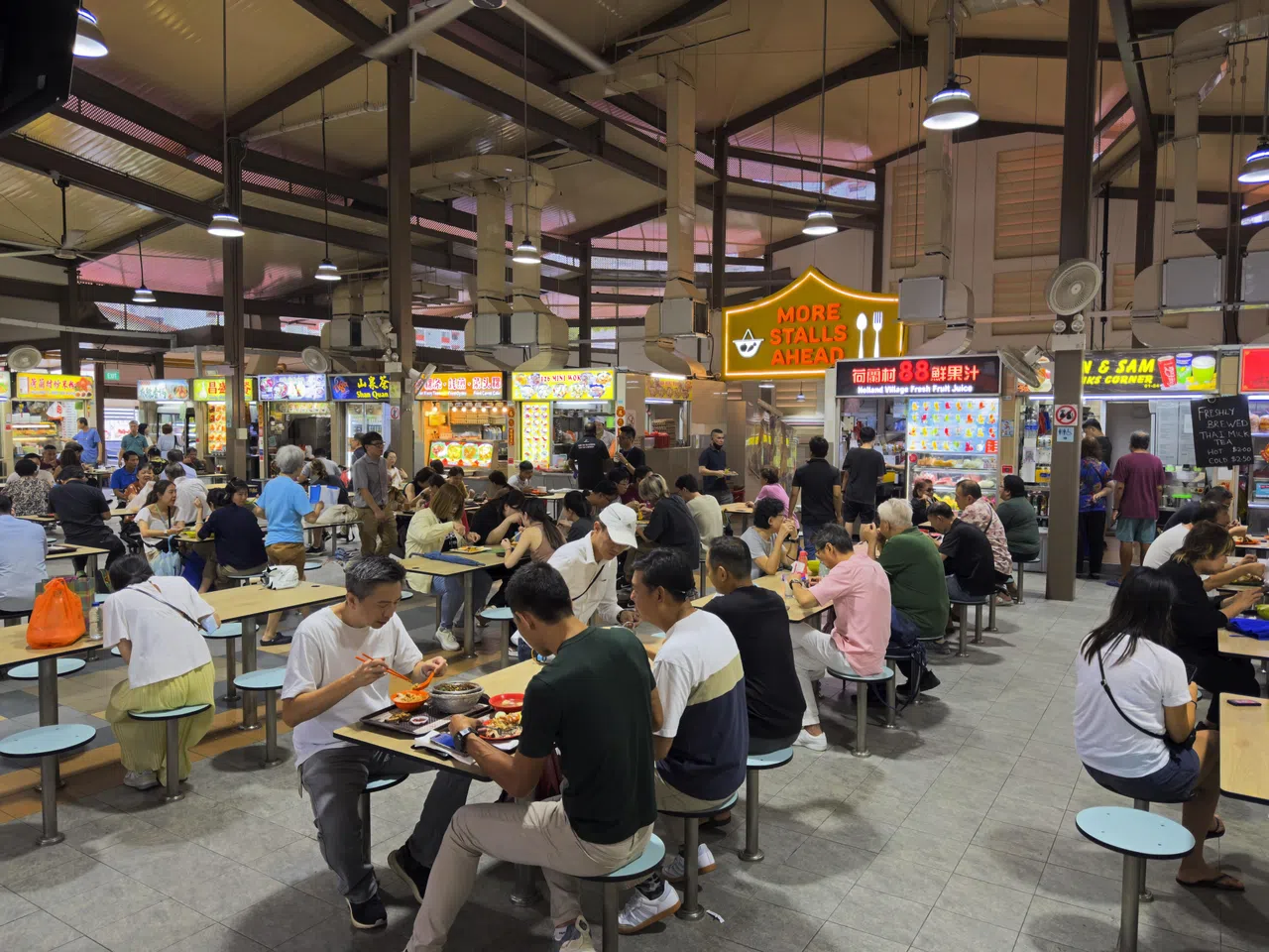 翻新后的荷兰村巴刹与熟食中心更干净、明亮。（龙国雄摄）
