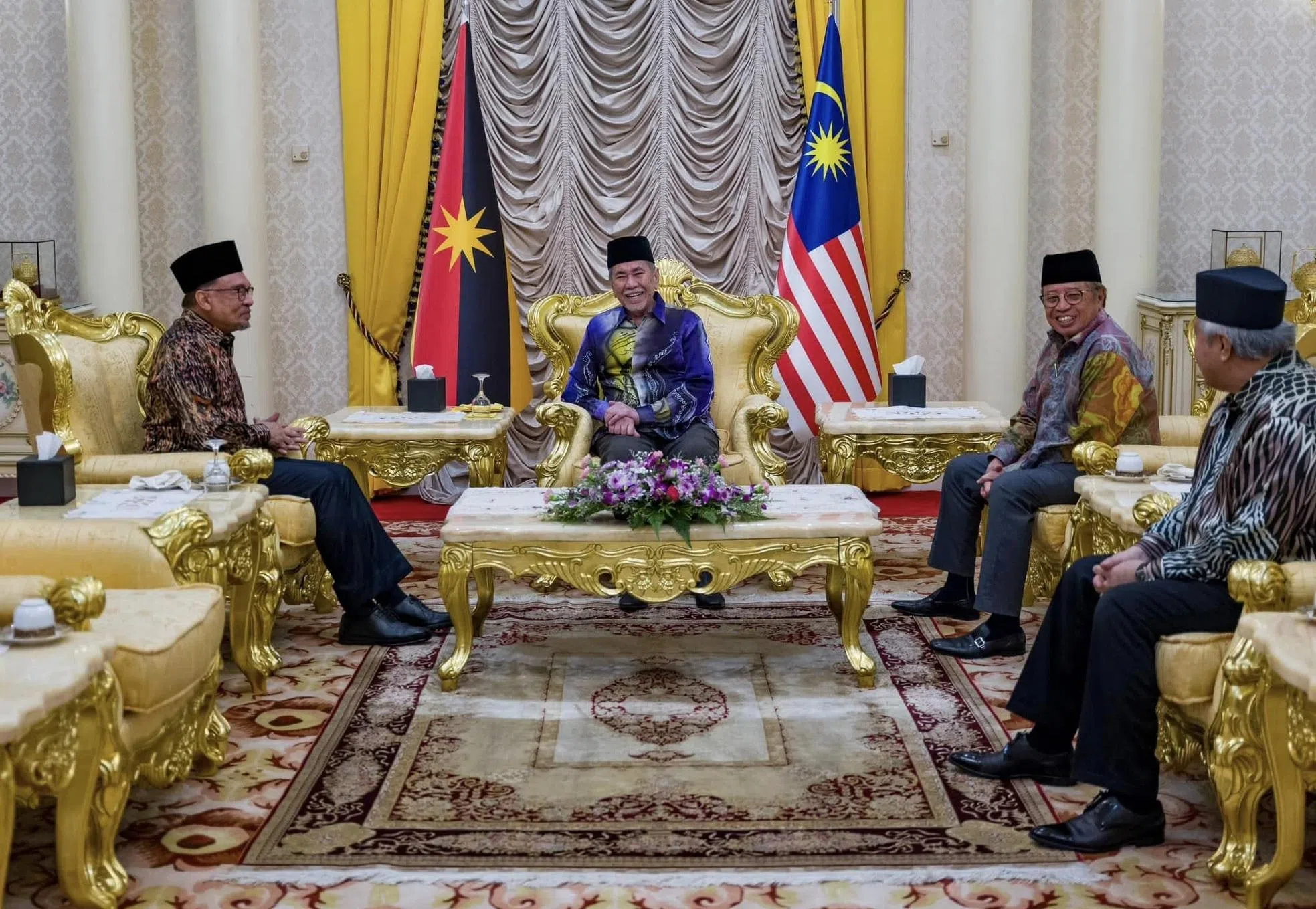 近几年，砂拉越政府在自主权课题上积极与联邦政府展开谈判，争取更多权益。图为马国首相安华（左一）去年6月会晤砂拉越元首旺朱乃迪（左二）。砂拉越总理阿邦佐哈里（右二）也出席了会议。（取自安华脸书）